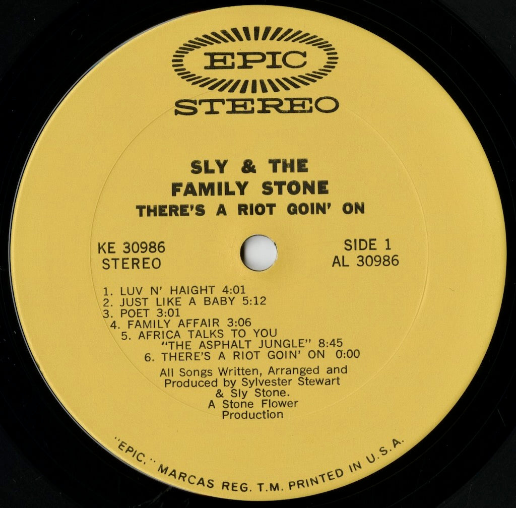 Sly & The Family Stone / スライ&ザ・ファミリー・ストーン / There's A Riot Goin' On (KE 30986)